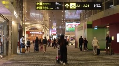 Singapur - 31 Ekim 2024: Changi Havalimanı, Singapur Terminal 3 'ün kalkış salonu.