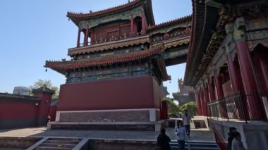 Pekin, Çin - 5 Kasım 2024: Pekin 'deki Yonghegong Lama Tapınağının Güzel Manzarası. Lama Tapınağı dünyanın en büyük ve en önemli Tibet Budist manastırlarından biridir..