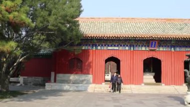 Pekin, Çin - 7 Kasım 2024: Pekin, Pekin 'deki Beihai parkında bulunan Kutsal Kral Tapınağı. Qing Hanedanlığı zamanında yeniden inşa edildi ve Beihai Park 'taki en ünlü manzaralı yerlerden biridir.