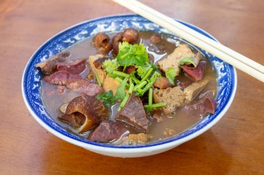 Masada bir kase Luzhu huoshao (domuz güveci ve ekmek). Geleneksel Pekin yemekleri.