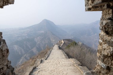 Pekin, Çin 'deki gözetleme kulesinin penceresinden Simatai Çin Seddi' nin manzarası. Simatai Çin Seddi, Ming Çin Seddi 'nin en önemli bölümlerinden biridir.