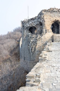 Pekin, Çin 'deki Simatai Çin Seddi' nin gözetleme kulesi. Simatai olağanüstü manzarası ve dik tırmanışlarıyla ünlüdür. Bu da onu daha maceracı bir seçim yapar.