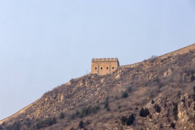 Pekin, Çin 'deki Simatai Çin Seddi' nin gözetleme kulesi. Simatai olağanüstü manzarası ve dik tırmanışlarıyla ünlüdür. Bu da onu daha maceracı bir seçim yapar.