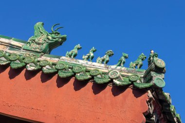 Pekin, Çin 'deki Yonghe Tapınağının çatısında.