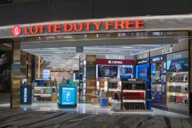 Singapur - 31 Ekim 2024: Singapur, Changi Havaalanı 'nda Lotte Duty Free' nin görüntüsü. Sergide, vergisiz tasarruflarla istisnai alışveriş deneyimi sunan lüks markalardan oluşan küratörlü bir seçim yer alıyor..