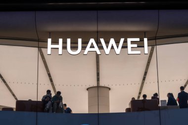 Pekin, Çin - 2 Kasım 2024: Wangfujing yürüyen caddesindeki Huawei mağazası, Pekin, Çin. Huawei Technologies Co., Ltd. Çin 'in çok uluslu teknolojisidir.