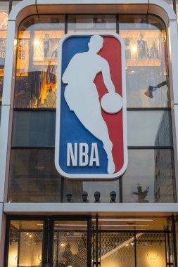 Pekin, Çin - 2 Kasım 2024: Wangfujing yürüyen caddesindeki NBA mağaza tabelası, Pekin, Çin.