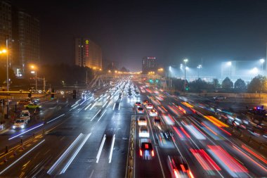 Pekin, Çin - 2 Kasım 2024: Başkent Pekin 'de geceleri şehrin hızlı yollarında yoğun şehir trafiği