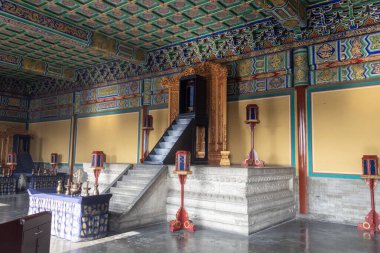 Pekin, Çin - 1 Kasım 2024: Çin İmparatorluk Sarayı veya Çin 'deki Cennetin Tapınağı' ndaki Huang Qian Dian. İmparatorun ve tanrıların atalarının anıt tabletleri burada kutsanmıştır.