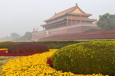 Pekin, Çin - 2 Kasım 2024: Tiananmen Meydanı manzarası ve Pekin 'deki Halk Kahramanları Anıtı.