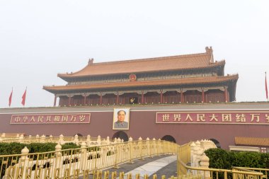Pekin, Çin - 2 Kasım 2024: Yasak Şehir - Cennetin Kapısı (Tianananmen), Pekin, Çin. Tiananmen Meydanı ilk olarak 1651 yılında tasarlanıp inşa edildi.