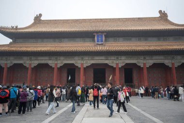 Pekin, Çin - 2 Kasım 2024: Turistler Yasak Şehir, Pekin 'deki Uyum Salonunu ziyaret ettiler. Dış saraydaki üç ana salondan sonuncusu.