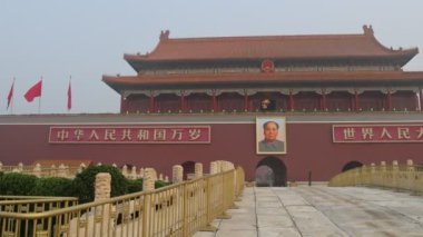 Pekin, Çin - 2 Kasım 2024: Tiananmen Meydanı manzarası ve Pekin 'deki Halk Kahramanları Anıtı.