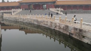 Pekin, Çin - 2 Kasım 2024: Pekin 'deki Yasak Şehir' e turistler geldi. Saray Müzesi 1406-1420 yılları arasında inşa edildi ve imparatorluk sarayı olarak hizmet verdi. UNESCO Dünya Mirası.