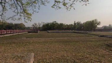 Pekin, Çin - 3 Kasım 2019: Sonbahar boyunca Pekin 'deki Yuanmingyuan Bahçesi. Qing Hanedanlığı 'nda inşa edilmiş ve 1860' da yakılmış bir imparatorluk bahçesi.