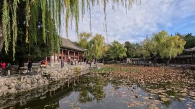 Pekin, Çin - 4 Kasım 2024: Pekin, Çin 'deki Yaz Sarayı' nın Uyumlu Zevkleri Bahçesi. İlk olarak İmparator Qianlong 'un 16. yılında inşa edildi..
