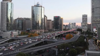 Pekin, Çin - 4 Kasım 2024: Şehir merkezindeki ikinci çevre yolunda trafik sıkışıklığı görüldü. Pekin, Çin 'in en kalabalık dört şehri arasındaydı.