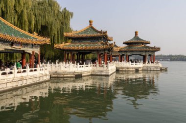 Pekin, Çin - 7 Kasım 2024: Beihai Park, Pekin 'de beş Ejder Köşkü. Ming Hanedanlığı 'nda imparatorların avlandığı bir yer olarak inşa edilmiş.