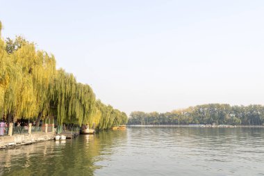 Pekin, Çin - 7 Kasım 2024: Pekin 'deki Beihai Park' ın sonbahar manzarası. Çin 'in en eski, en büyük ve en iyi korunmuş antik imparatorluk bahçelerinden biridir.
