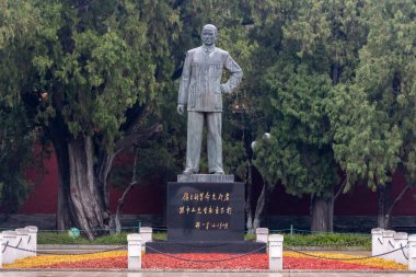 Pekin, Çin-11 Kasım 2024: Pekin 'deki Zhongshan Parkı' nda Sun Yat Sen Heykeli. Zhongshan Parkı eski bir imparatorluk sunağıydı ve şimdi halka açık bir park.