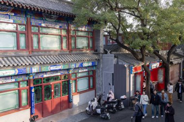 Pekin, Çin-12 Kasım 2024: Pekin, Çin 'deki Nanluoguxiang manzarası. 740 yıldan uzun bir geçmişe sahip Pekin 'in en popüler ve en eski Hutong' larından biridir.
