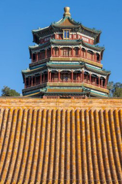 Pekin, Çin - 4 Kasım 2024: Foxiang Ge (Budist Tütsü Kulesi) Pekin 'deki Yaz Sarayı Wanshou Shan (Uzun Yaşam Tepesi).