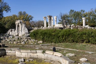 Pekin, Çin - 3 Kasım 2024: Çin, Pekin 'deki Yuanmingyuan Parkı içinde batı evi manzaralı yer. Avrupa klasik mimarisi ve Çin geleneksel bahçe sanatının mükemmel bir kombinasyonu..