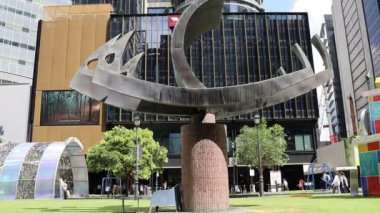 Singapur - 11 Aralık 2024: Raffles Place, Singapur 'da halka açık park ve gemi heykeli. Merkez İş Bölgesi Singapur 'da Piyango Yeri