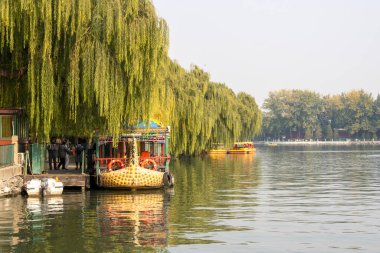 Pekin, Çin - 7 Kasım 2024: Pekin 'deki Beihai Park' ın sonbahar manzarası. Çin 'in en eski, en büyük ve en iyi korunmuş antik imparatorluk bahçelerinden biridir.