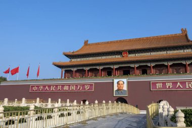 Pekin, Çin-12 Kasım 2024: Tiananmen Kulesi veya Pekin 'de mavi gökyüzü ile Cennet Kapısı. Modern Çin 'in sembolüdür..