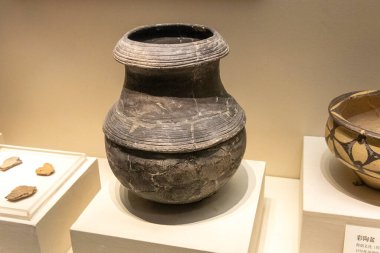 Pekin, Çin-12 Kasım 2024: Çin Ulusal Müzesi, Pekin 'de antik çömlek sergilenmektedir. Bu müzede 1.4 milyondan fazla eşya ve 48 sergi salonu var..