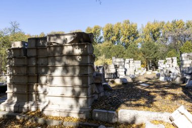 Pekin, Çin - 3 Kasım 2019: Pekin 'deki Yuanmingyuan Bahçesi içinde Batı Evi veya Xiyanglou kalıntıları. Qing Hanedanlığı 'nda inşa edilmiş ve 1860' da yakılmış bir imparatorluk bahçesi.
