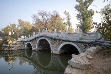 Pekin, Çin - 3 Kasım 2024: Çin, Pekin 'deki Yuanmingyuan Parkı' ndaki taş köprü. Çin tarihinin en muhteşem ve lüks imparatorluk bahçesiydi.