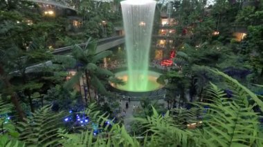 Singapur - 31 Ekim 2024: Aydınlanmış adam Singapur 'daki Jewel Changi' de şelale yaptı. Jewel Changi, Changi Havaalanı Terminali 'ne doğrudan bağlı bir alışveriş merkezidir.