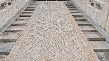 Pekin, Çin - 2 Kasım 2024: Yasak Şehir 'deki saraya açılan ejderha süslemeli merdiven.