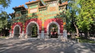 Pekin, Çin - 5 Kasım 2024: Pekin 'deki Konfüçyüs Tapınağı' ndaki Azure Stone Anıt Kemeri. Pekin Konfüçyüs Tapınağı Çin 'deki en büyük ikinci Konfüçyüs tapınağıdır.