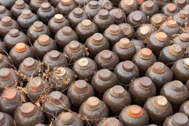 Seramik Çin şarap kavanozları dışarı yerleştirildi.