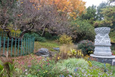 Pekin 'deki Zhongshan Parkı manzarası. Eski bir imparatorluk sunağıydı ve şimdi Yasak Şehir 'in hemen güneybatısında bulunan bir halk parkı.
