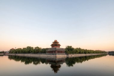 Yasak Şehir Köşesi Kulesi 'nin ya da Pekin, Çin' deki Jiaolou 'nun güzel su yansıması. Yasak Şehir 'in dört köşesinde her biri 3 katmanlı karmaşık çatılı köşe kuleleri bulunuyor..