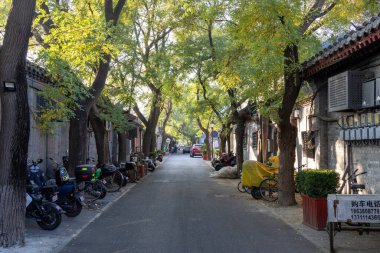 Pekin, Çin-11 Kasım 2024: Pekin, Çin 'deki Nanluoguxiang manzarası. 740 yıldan uzun bir geçmişe sahip Pekin 'in en popüler ve en eski Hutong' larından biridir.