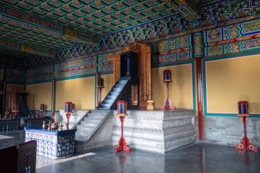 Pekin, Çin - 1 Kasım 2024: Çin İmparatorluk Sarayı veya Çin 'deki Cennetin Tapınağı' ndaki Huang Qian Dian. İmparatorun ve tanrıların atalarının anıt tabletleri burada kutsanmıştır.