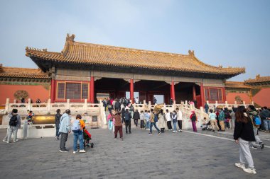 Pekin, Çin - 2 Kasım 2024: Pekin 'deki Yasak Şehir' e turistler geldi. Saray Müzesi 1406-1420 yılları arasında inşa edildi ve imparatorluk sarayı olarak hizmet verdi. UNESCO Dünya Mirası.