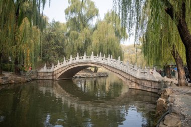 Pekin, Çin - 3 Kasım 2024: Çin, Pekin 'deki Yuanmingyuan Parkı' ndaki taş köprü. Çin tarihinin en muhteşem ve lüks imparatorluk bahçesiydi.