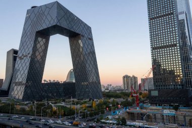 Pekin, Çin - 4 Kasım 2024: Pekin, Çin 'deki CCTV genel merkezi. 51 katlı yapışık kulelerden oluşmuş.