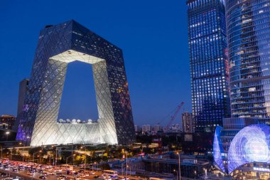 Pekin, Çin - 4 Kasım 2024: Pekin, Çin 'deki CCTV genel merkezi. 51 katlı yapışık kulelerden oluşmuş.