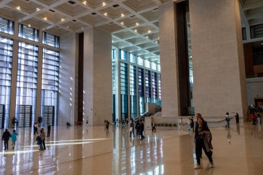 Pekin, Çin-12 Kasım 2024: Turistler Pekin 'deki Ulusal Çin Müzesini ziyaret etti. Bu müzede 1.4 milyondan fazla eşya ve 48 sergi salonu var..
