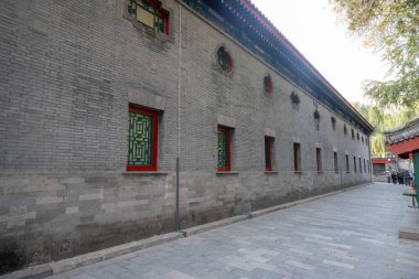 Pekin, Çin - 7 Kasım 2024: Beijing, Çin 'deki Prince Gong Konağı' ndaki Houzhao Binası. Houzhao Binası malikanenin üç harikasından biri.