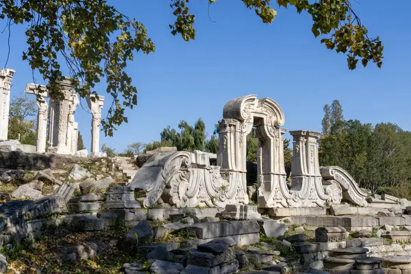 Pekin, Çin - 3 Kasım 2024: Çin, Pekin 'deki Yuanmingyuan Parkı içinde batı evi manzaralı yer. Avrupa klasik mimarisi ve Çin geleneksel bahçe sanatının mükemmel bir kombinasyonu..