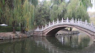 Pekin, Çin - 3 Kasım 2024: Çin, Pekin 'deki Yuanmingyuan Parkı' ndaki taş köprü. Çin tarihinin en muhteşem ve lüks imparatorluk bahçesiydi.