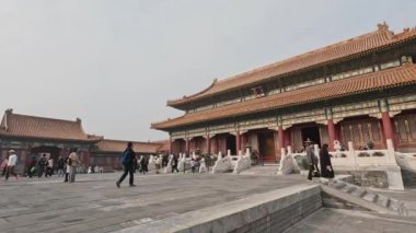Pekin, Çin - 2 Kasım 2024: Turistler Pekin 'deki Kutsal Saflık Sarayı veya Qianqing Sarayı' na doğru yürüyorlar. İç Mahkeme 'nin üç salonundan en büyüğüdür.